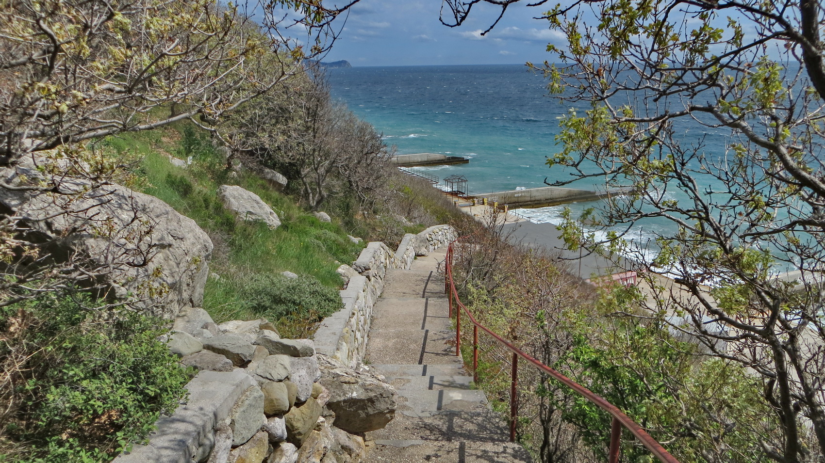 пляж в алупке черный бугор