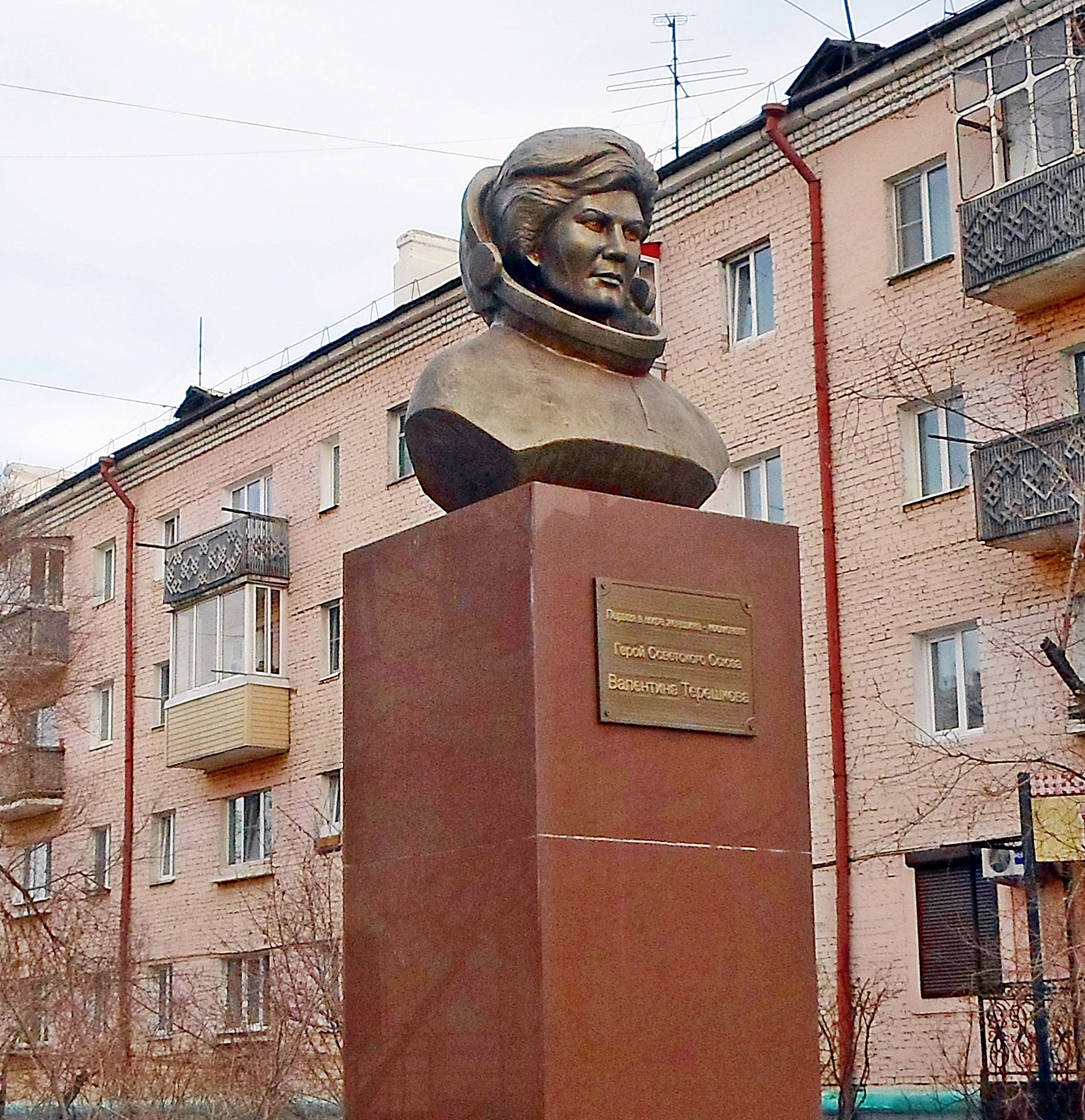 Терешкова бурятия. Памятник Терешковой в Улан-Удэ. Скульптуры города Улан-Удэ. Памятники города Улан Удэ.