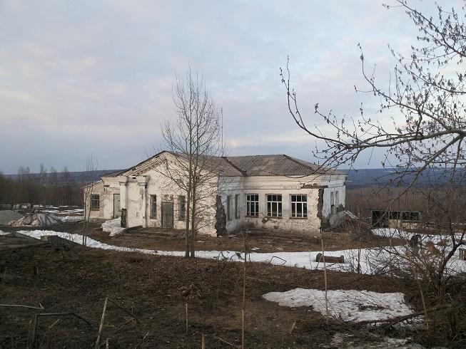 Нюдовская 12 мончегорск. Заброшенная столовая в школе. Мончегорск заброшенное здание. Здание столовой. Станица кутейниковская ростовской области зимовниковского района.