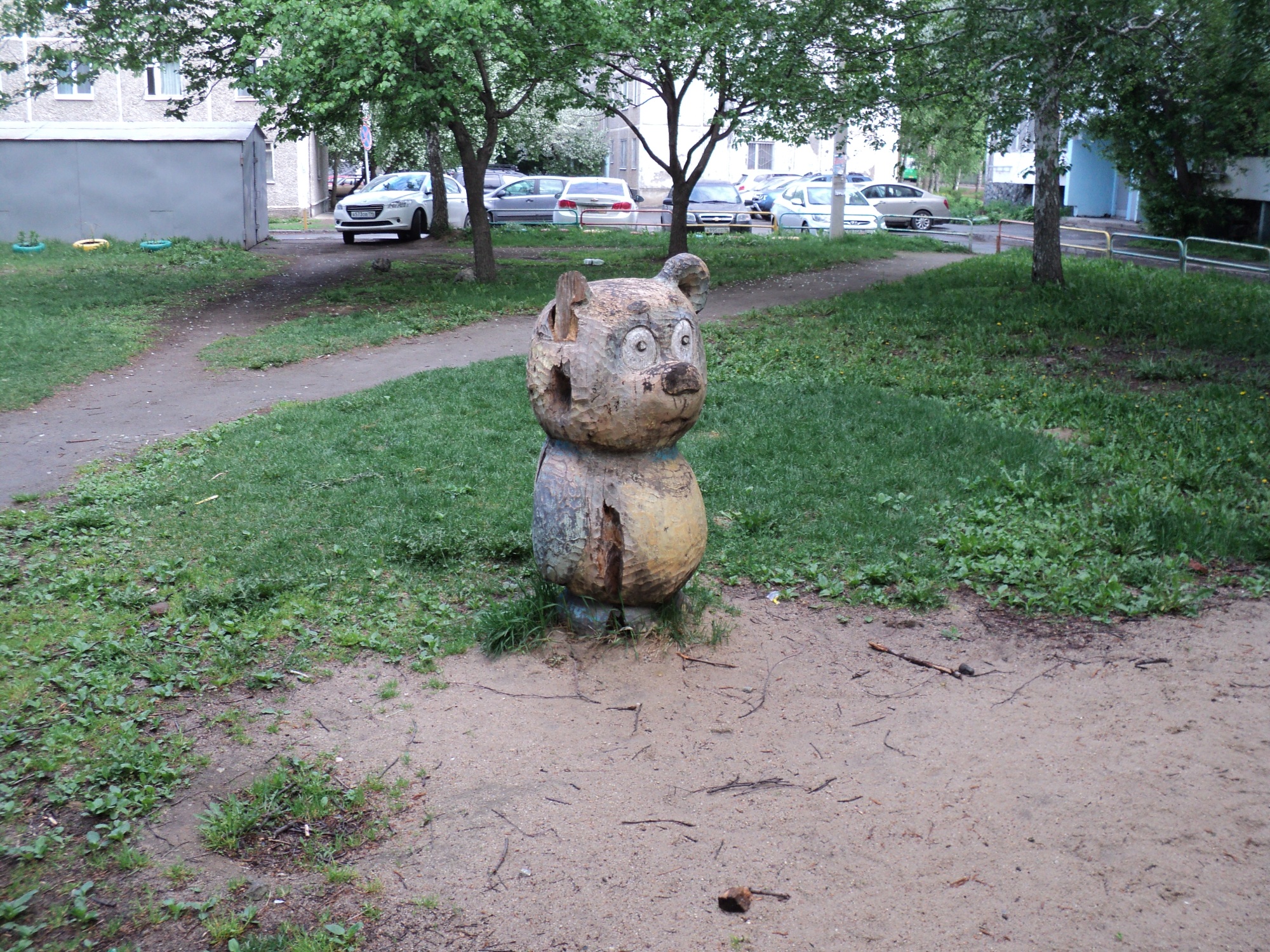 Сайт медведь екатеринбург. Деревянный медведь. Фигура медведя из дерева. Деревянный медведь Ярославль. Екатеринбург мишка памятник.