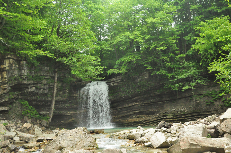 Lomina*s Small Waterfall and Lake