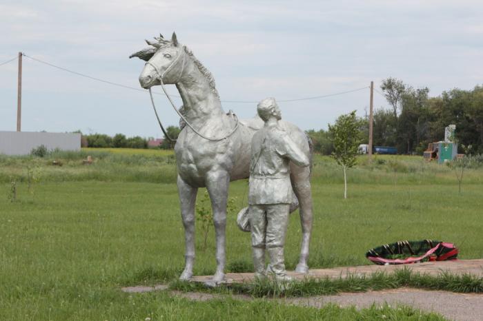 Станица егорлыкская. Памятники ст Егорлыкская памятник Донским казакам. Памятник Донским казакам станицы Егорлыкской Ростовской области. Станица Егорлыкская казаки. Памятник в станице Егорлыкской Ростовской области казак с лошадью.