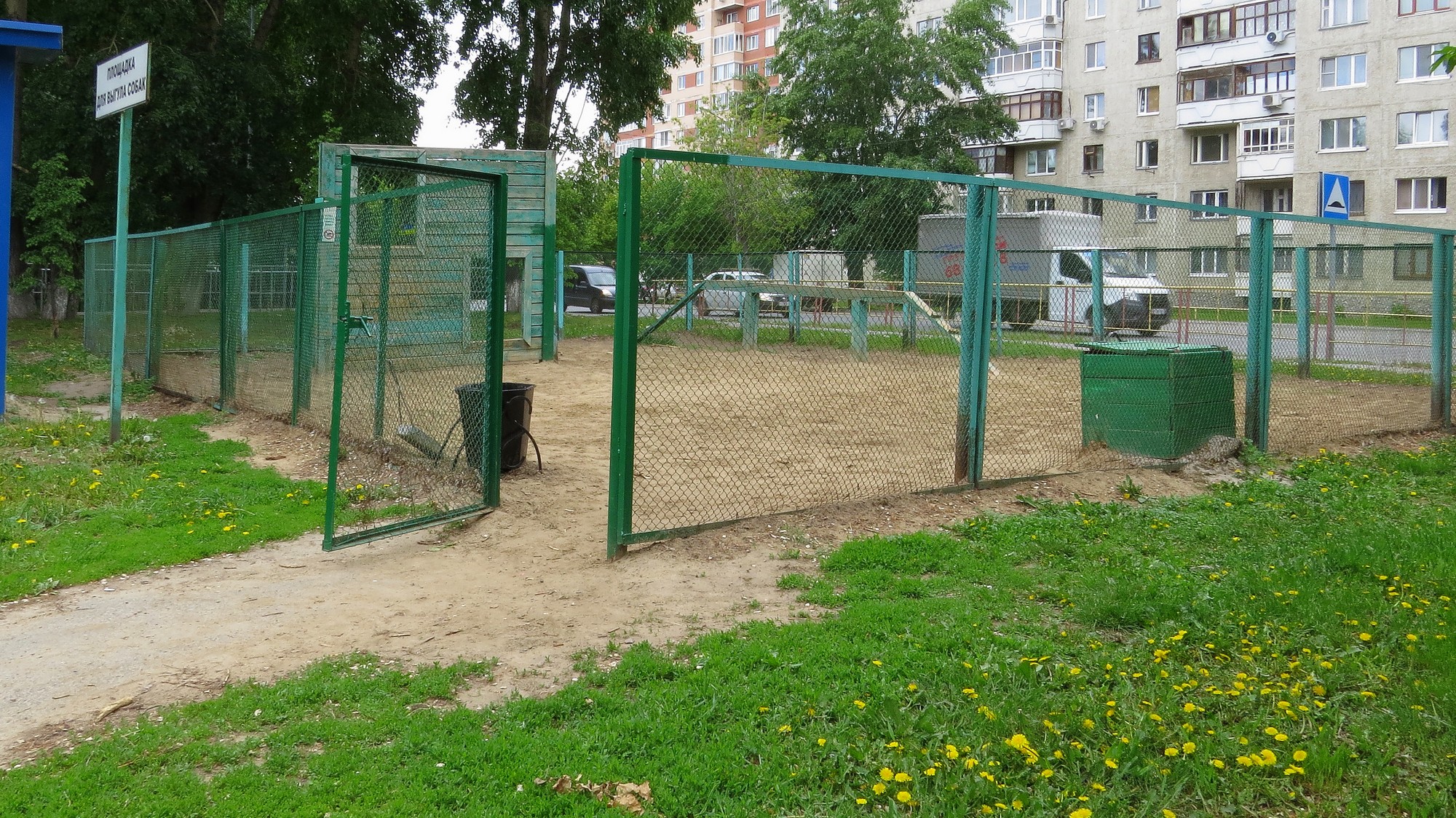 Продам площадку. Собачья площадка в Айвазовском Тюмень. Собачья площадка с ограждением рабицей h 1.8м 20 20 м. Площадка для собак в Курчатове. Площадка для выгула собак.