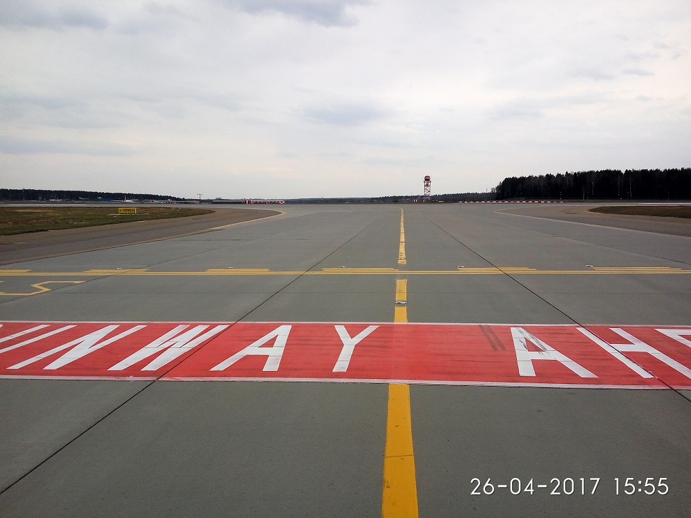 Полоска впереди. Рулежные дорожки (РД). Разметка рулежных дорожек аэродромов. Магистральная рулежная дорожка указатели. Скоростные рулежные дорожки на аэродроме.