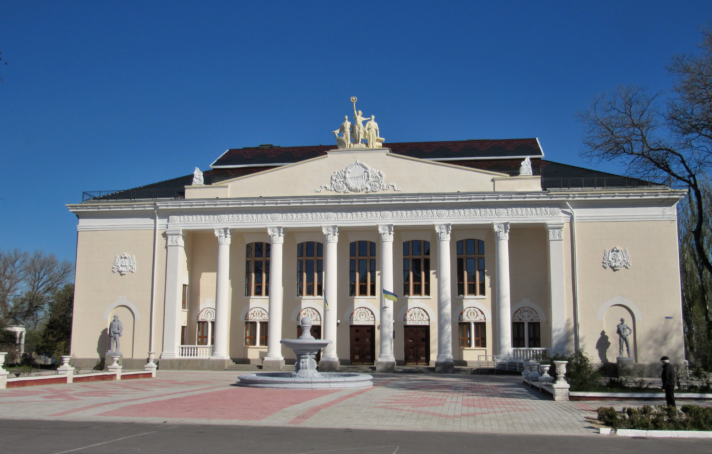 Новая ка. Дворец культуры (новая Каховка). Город новая Каховка. Новая Каховка администрация. Дом культуры малая Каховка Херсонская область.