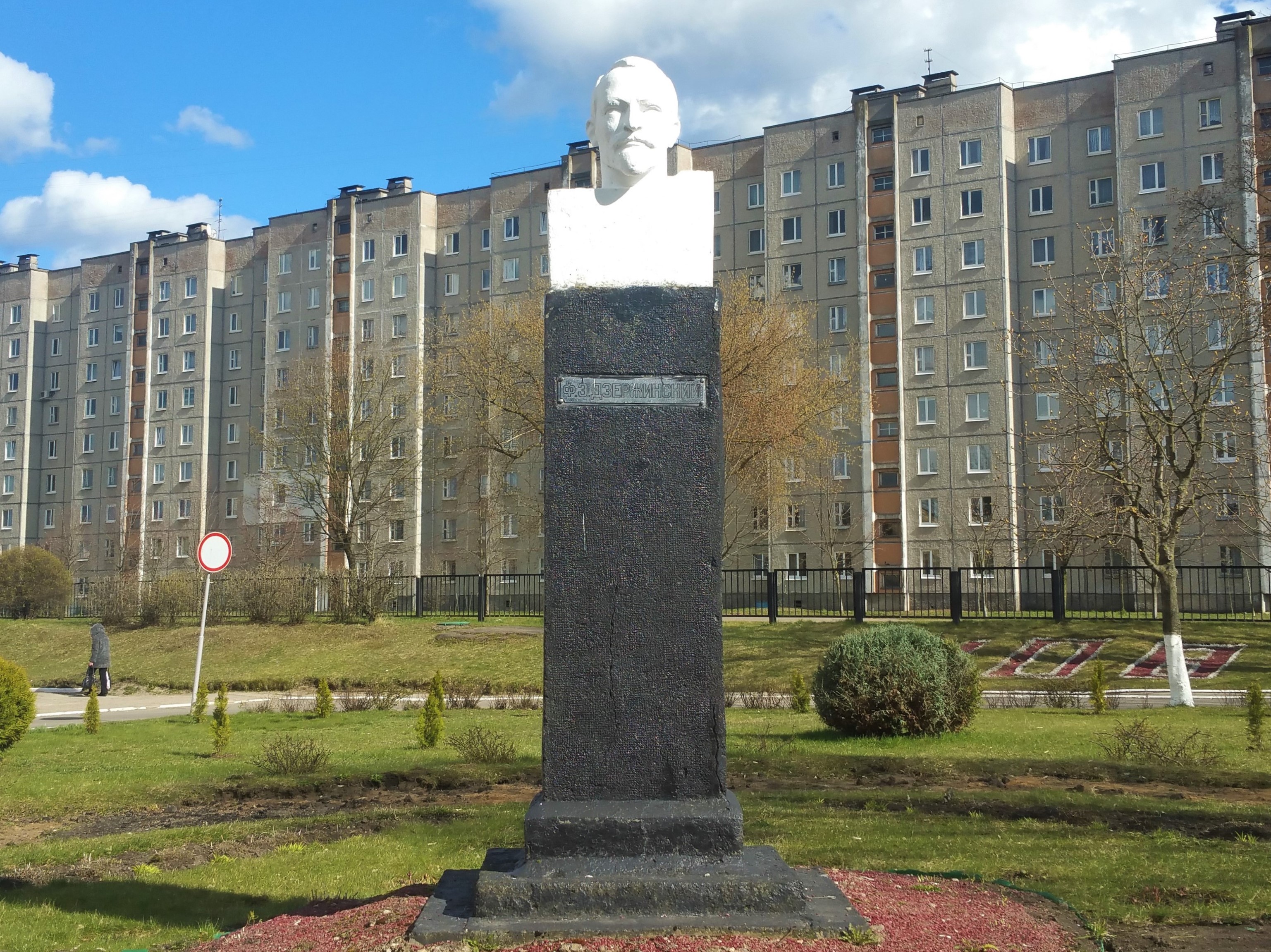 Памятник в городе минске. Минск памятник Дзержинскому. Зельдович памятник в Минске. Габриэль памятники Минск. Памятники бюст Дзержинскому Москва.