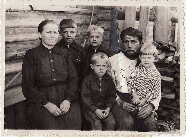 Старые семейные фотографии. Пужаевы фото семьи1700год. Семья лаптевых. Семья в деревне лаптевых. Семья строгановых 19 век.