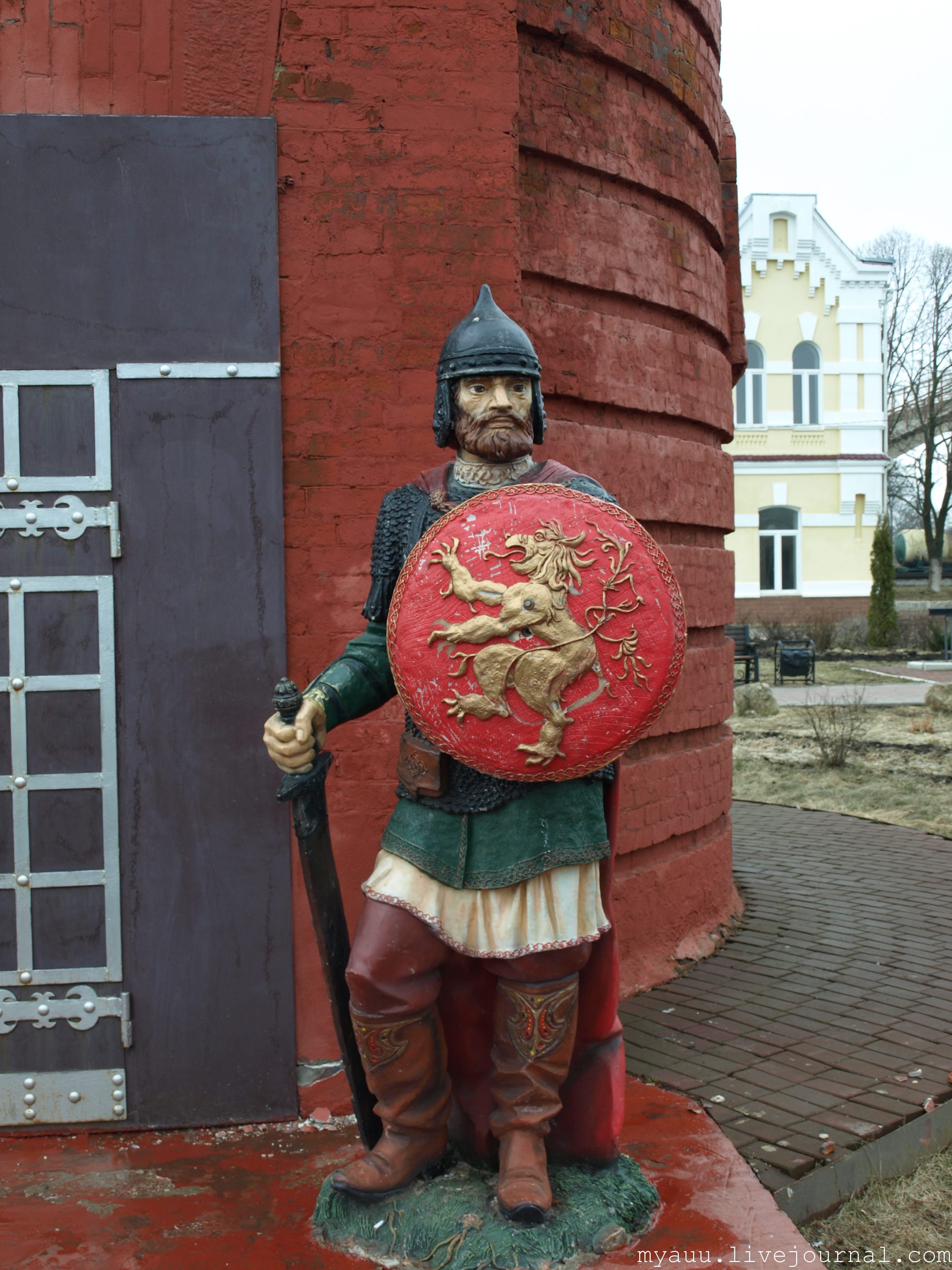 Санкт петербурга богатырская. Щит русского богатыря. Статуя древнерусского Витязя с мечом и щитом. Витязь с мечом и щитом. Богатырь с мечом и щитом.