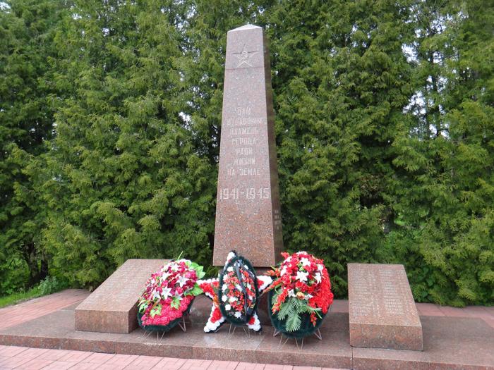 Памятники обелиски великой отечественной. Обелиск героям Великой Отечественной войны. Памятник героям ВОВ Обелиск. Обелиск ВОВ В Москве. Памятник героям войны Строгино.