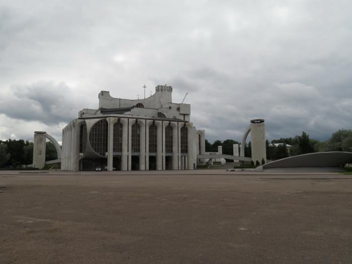 Театр великий новгород. Драмтеатр Великий Новгород 2000 год. Драмтеатр в городе Великий Новгороде. Площадь вокруг драмтеатра в Великом Новгороде. Театр драмы Великий улице.