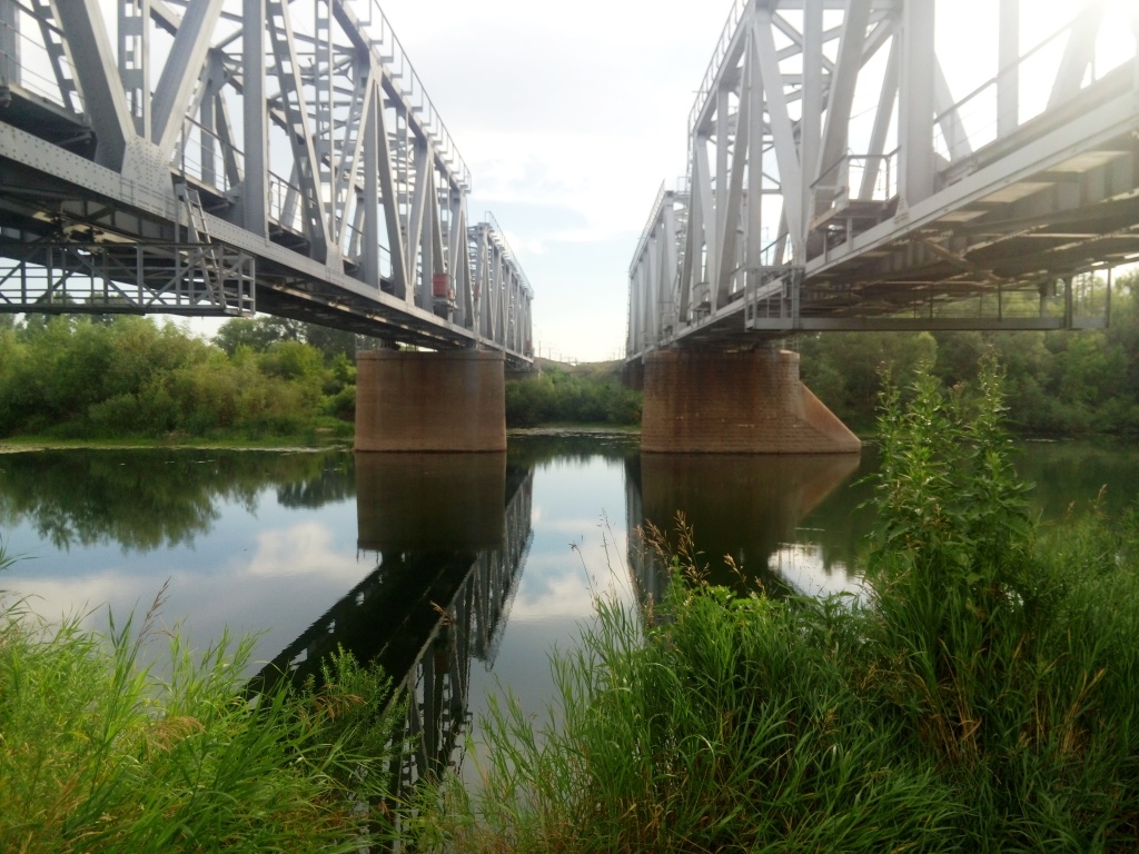 Мост около чапаевска. ЖД мост Новоорск. Река кумачка Новоорск. Бирюсинск Железнодорожный мост. ЖД мост через реку Иня.