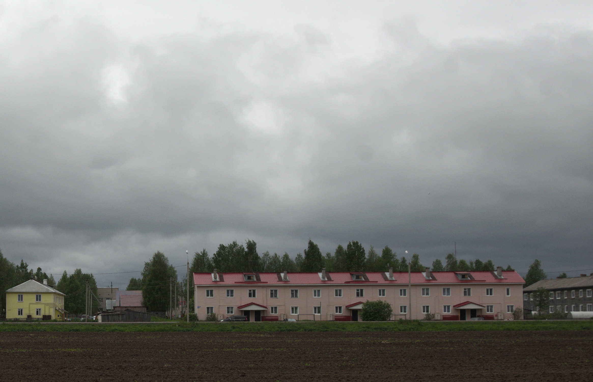 Атак холмогоры. Холмогоры улица Жернакова. ЖСК Холмогоры. Дворик Жернакова Холмогоры. Фотография дома Жернакова в Холмогорах.