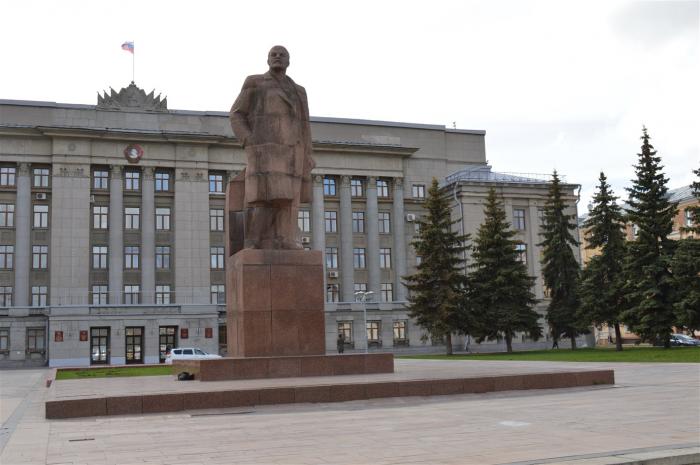 Киров памятники ленину. Памятник Ленину Киров. Ленин на театральной площади Киров. Памятник Ленину в Кирове на театральной площади. Памятник Ленина в городе Киров.