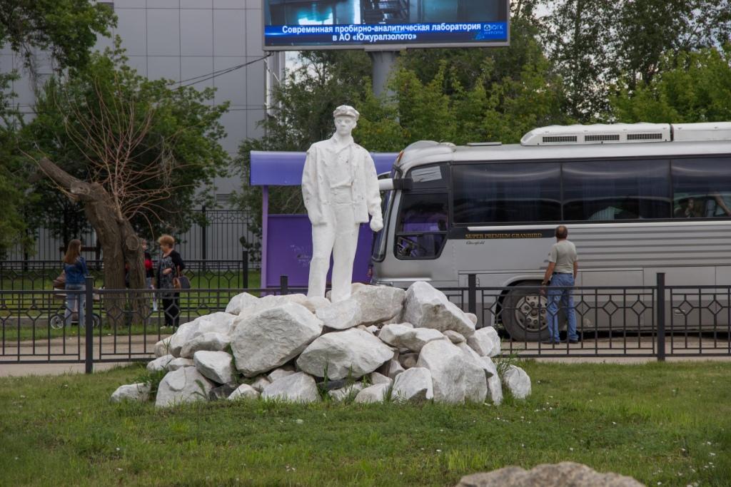 Погода в пласте сегодня. Памятник старателю город пласт. Город пласт Челябинская область. Город пласт достопримечательности. Площадь города пласт.