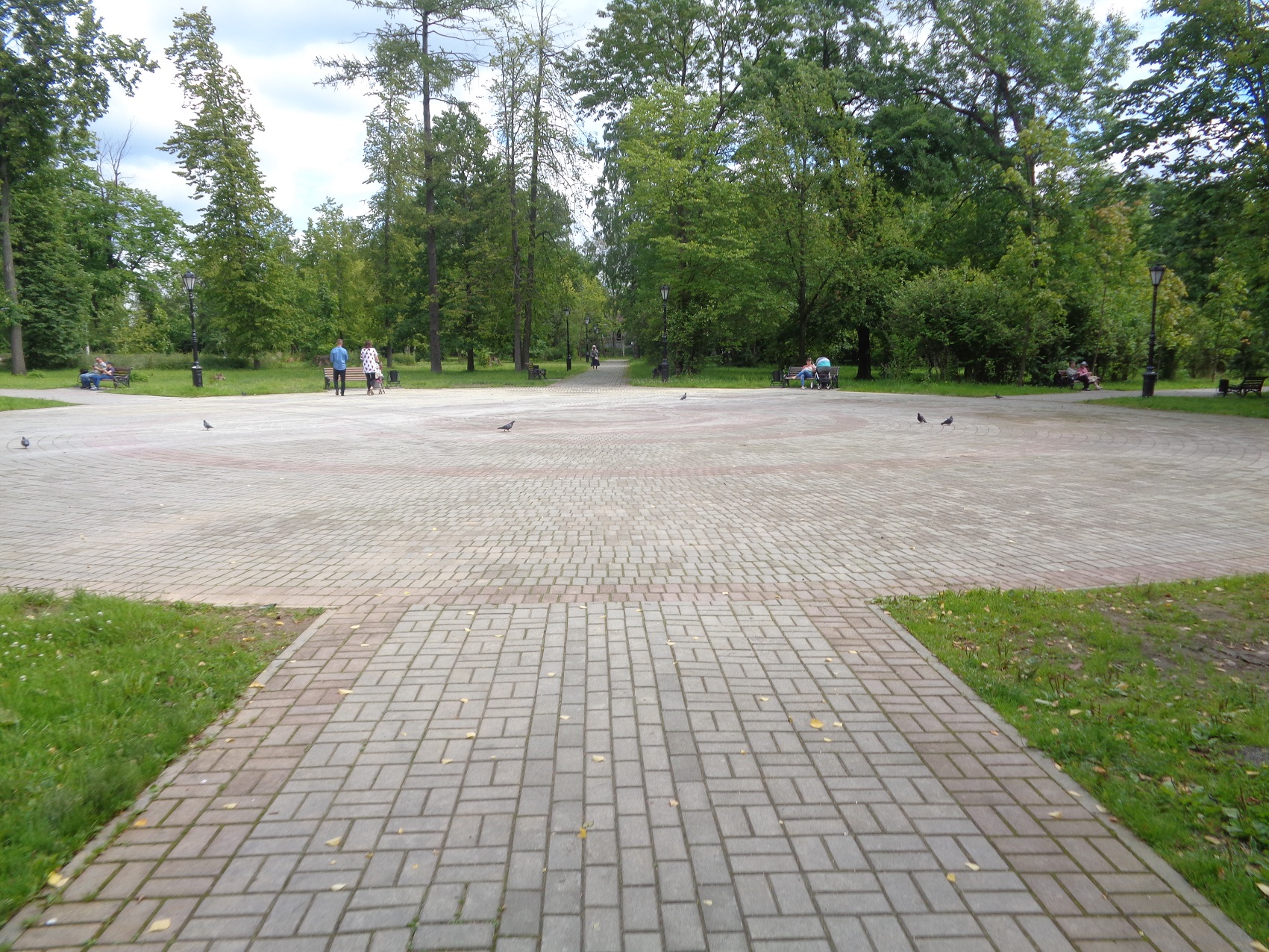 Площадь парка. Ломоносовский парк Череповец. Парк Суворово площадь парка. Центральный парк Череповец. Пустой сквер.