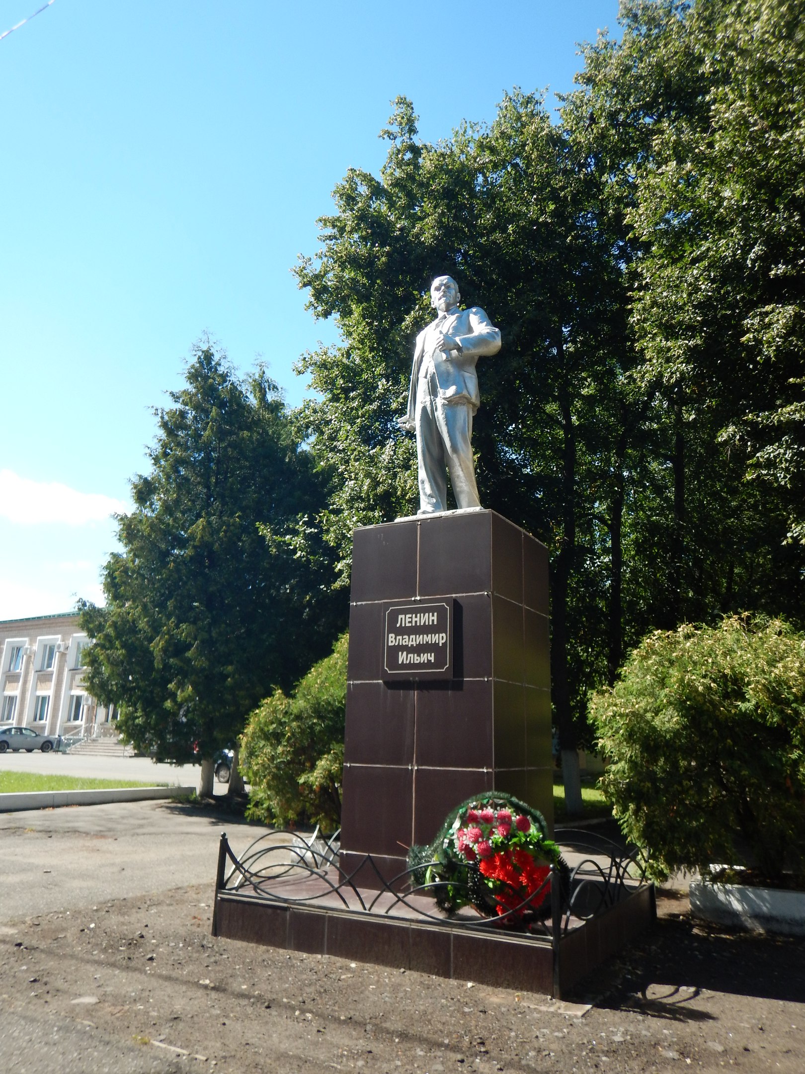 Глазуновка. Памятник в.и.Ленину поселок Орловский. Городское поселение Глазуновка. Памятники п.Глазуновка Орловской области. Пгт Глазуновка достопримечательности.