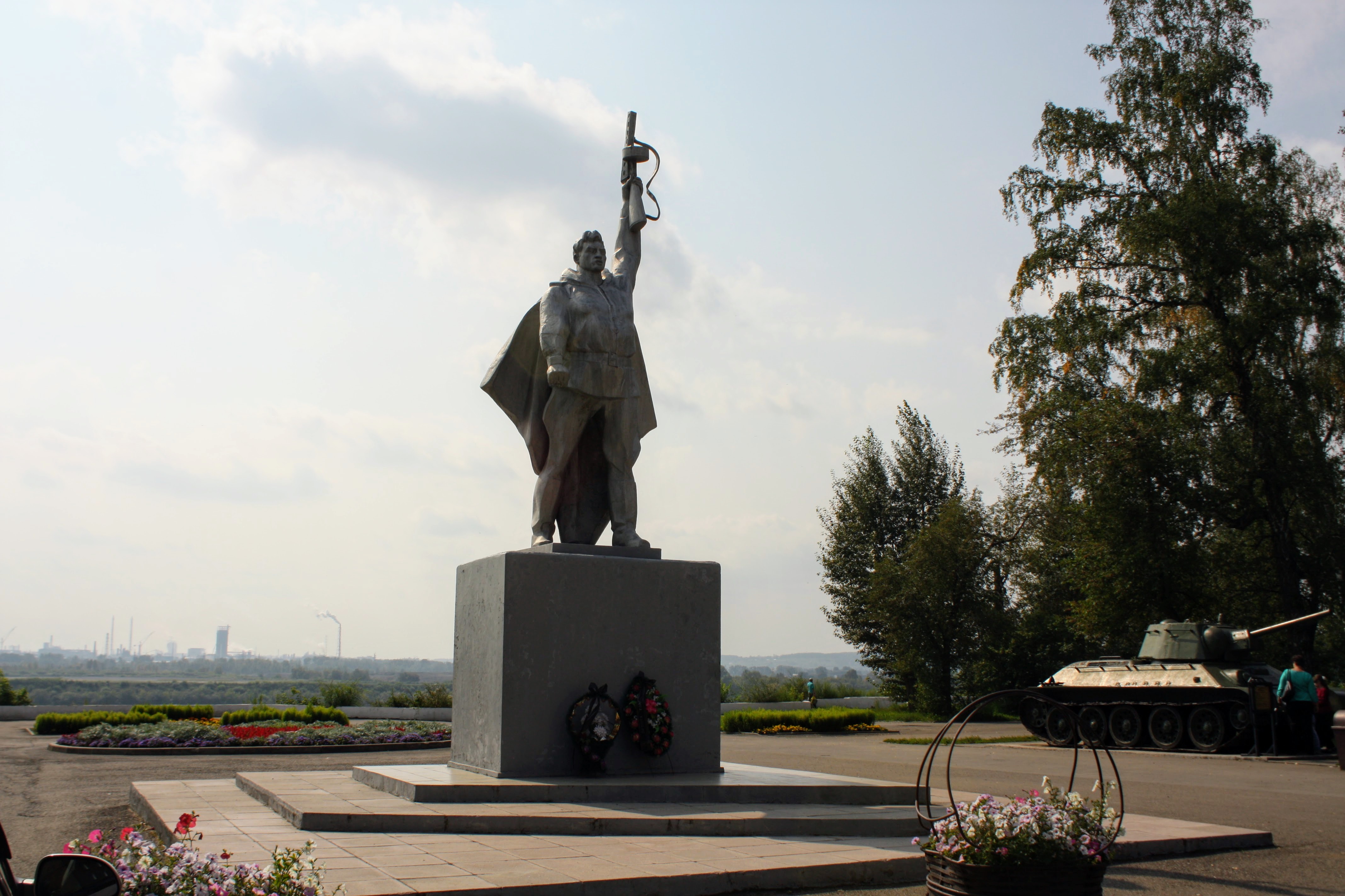 Памятник монумент. Монумент воину победителю Кемерово. Памятники монументы Кемерово. Кемерово памятник воину. Кемерово Кировский район памятники.