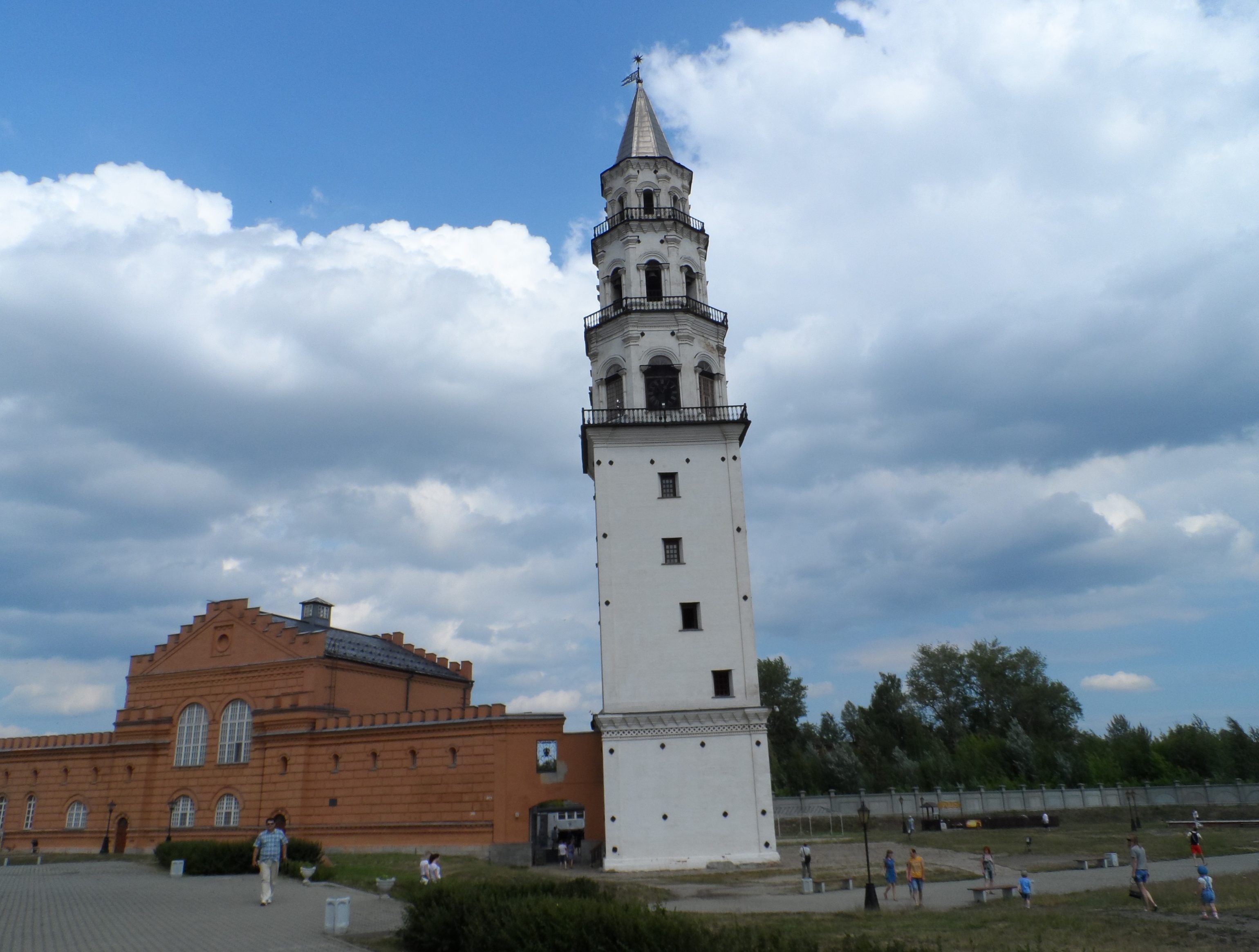 Невьянская башня невьянск. Памятник у Невьянской башни. Невьянская башня музей. Невьянская башня в Свердловской области модель. Невьянск памятники архитектуры.