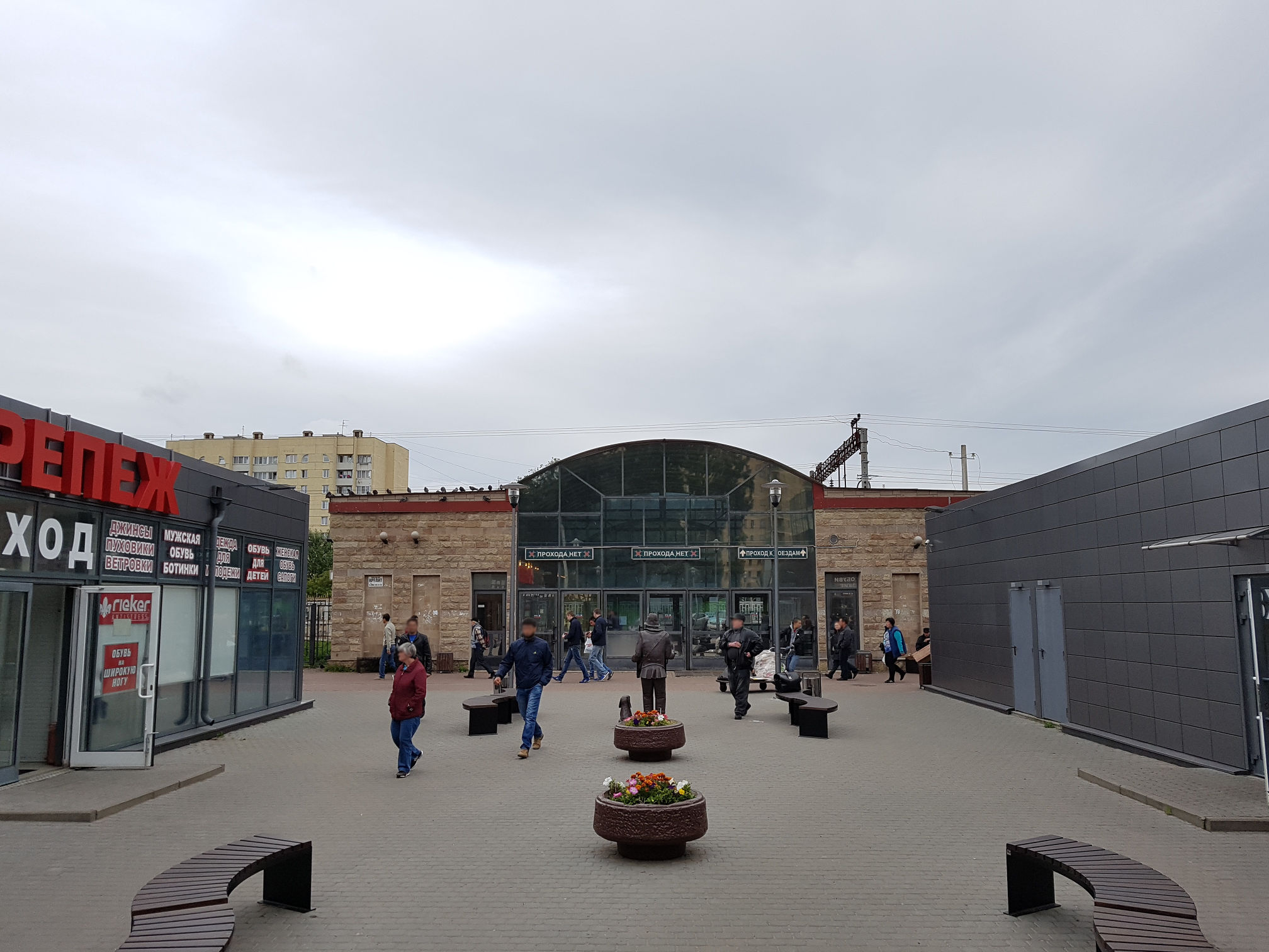 Удельная спб магазины. Вокзал Удельная. Удельная (платформа, Санкт-Петербург). Удельная СПБ. Станция Удельная торговый центр.