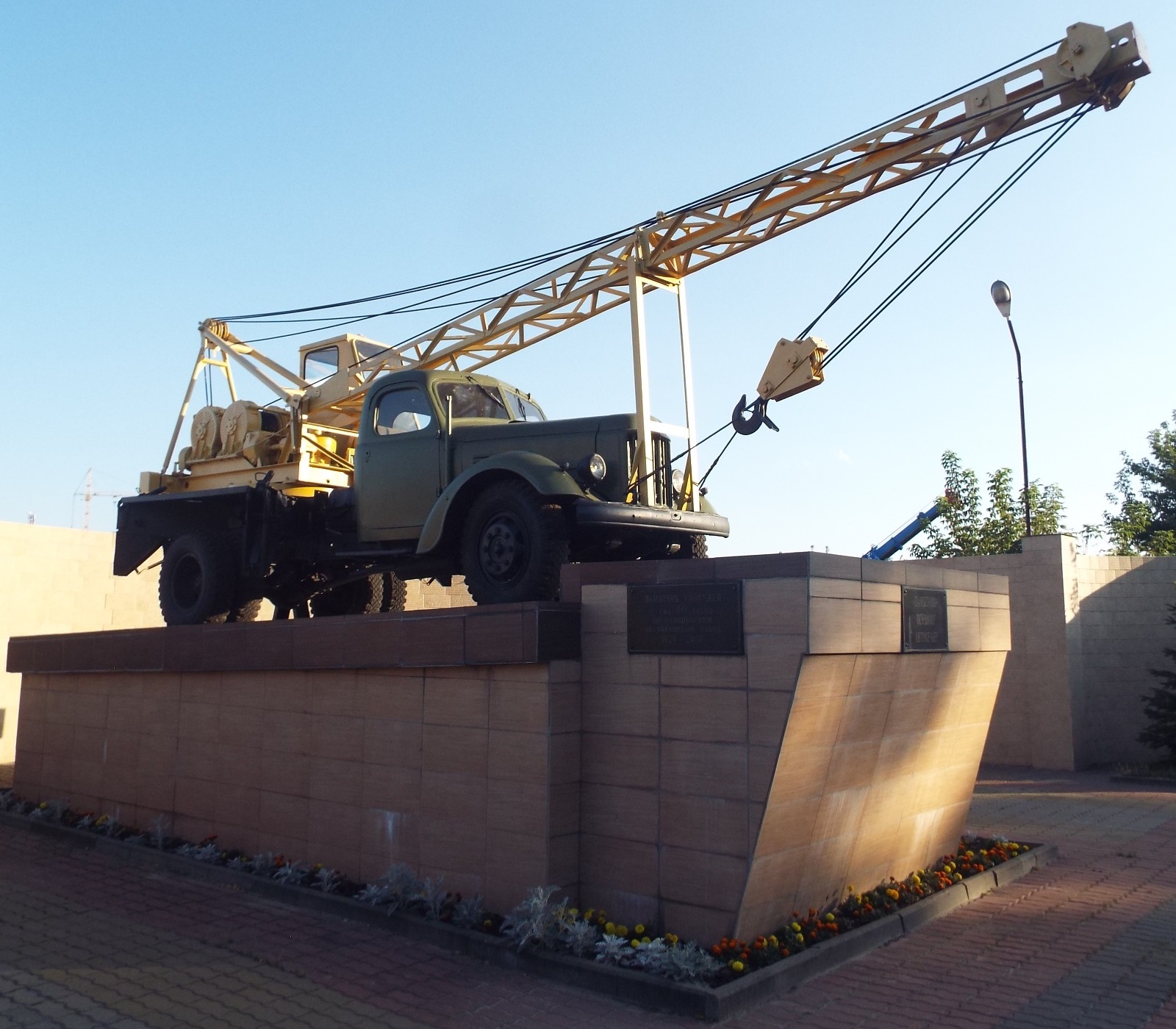 Клинцовский завод автокранов. Клинцовский автокрановый завод памятник. Памятник автокрану Клинцы. Клинцы это краны памятник. Военные Автокраны Клинцы.