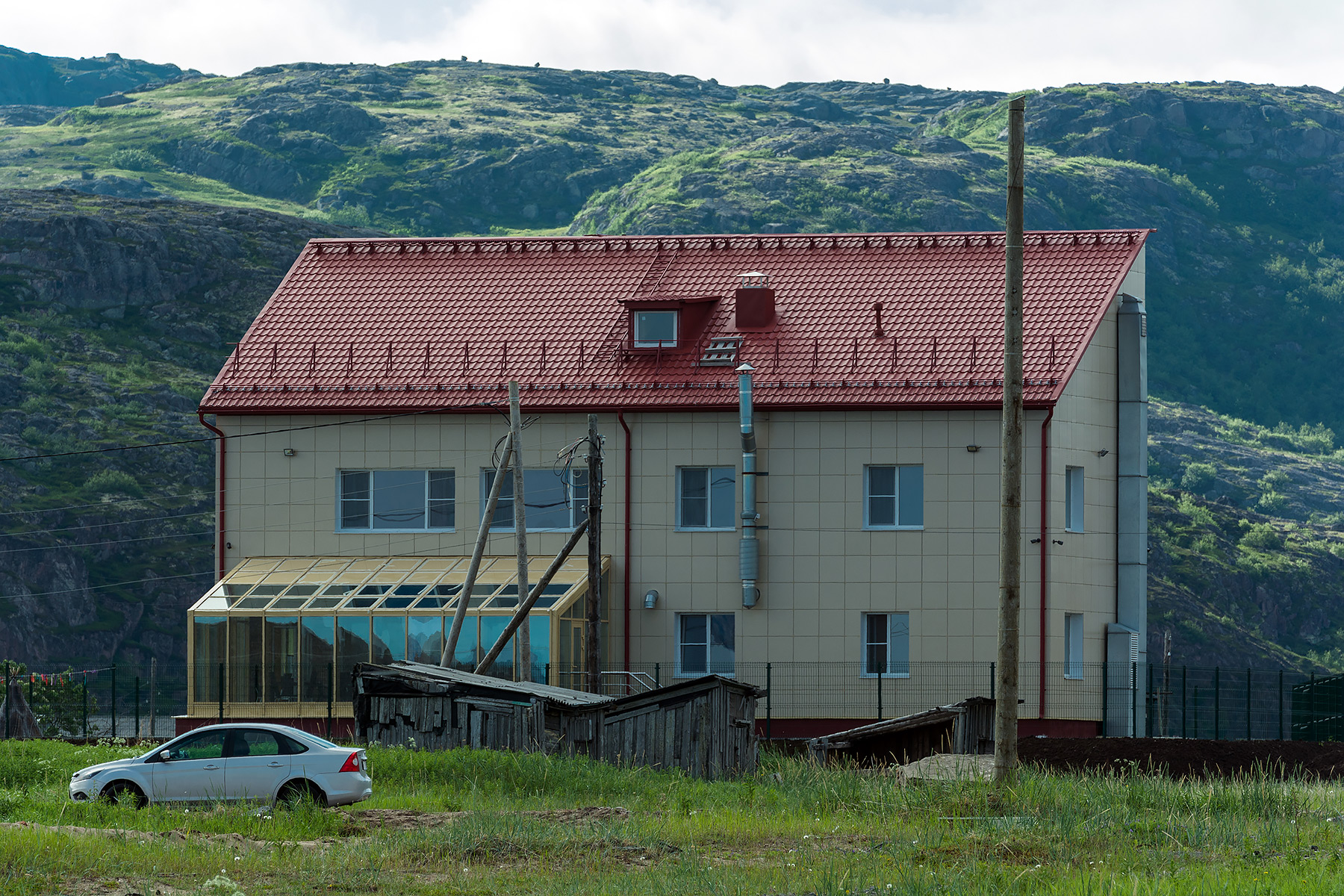 Териберка отели. Гостиница терь Териберка. Териберка гостиница рыбзавод. Норд Пилигрим Териберка гостиница. Гостиница Норман Териберка.