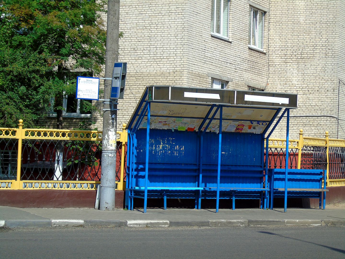 Город гомель больницы. Троллейбусная остановка. Остановка больница. Троллейбусная остановка фото. Остановка поликлиника Незлобная.