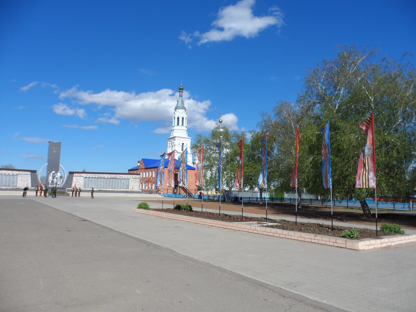 Сорочинск оренбургская область. Площадь Сорочинска Оренбургской области. Сорочинск Оренбургская область памятник Фадееву. Сорочинск вечный огонь.