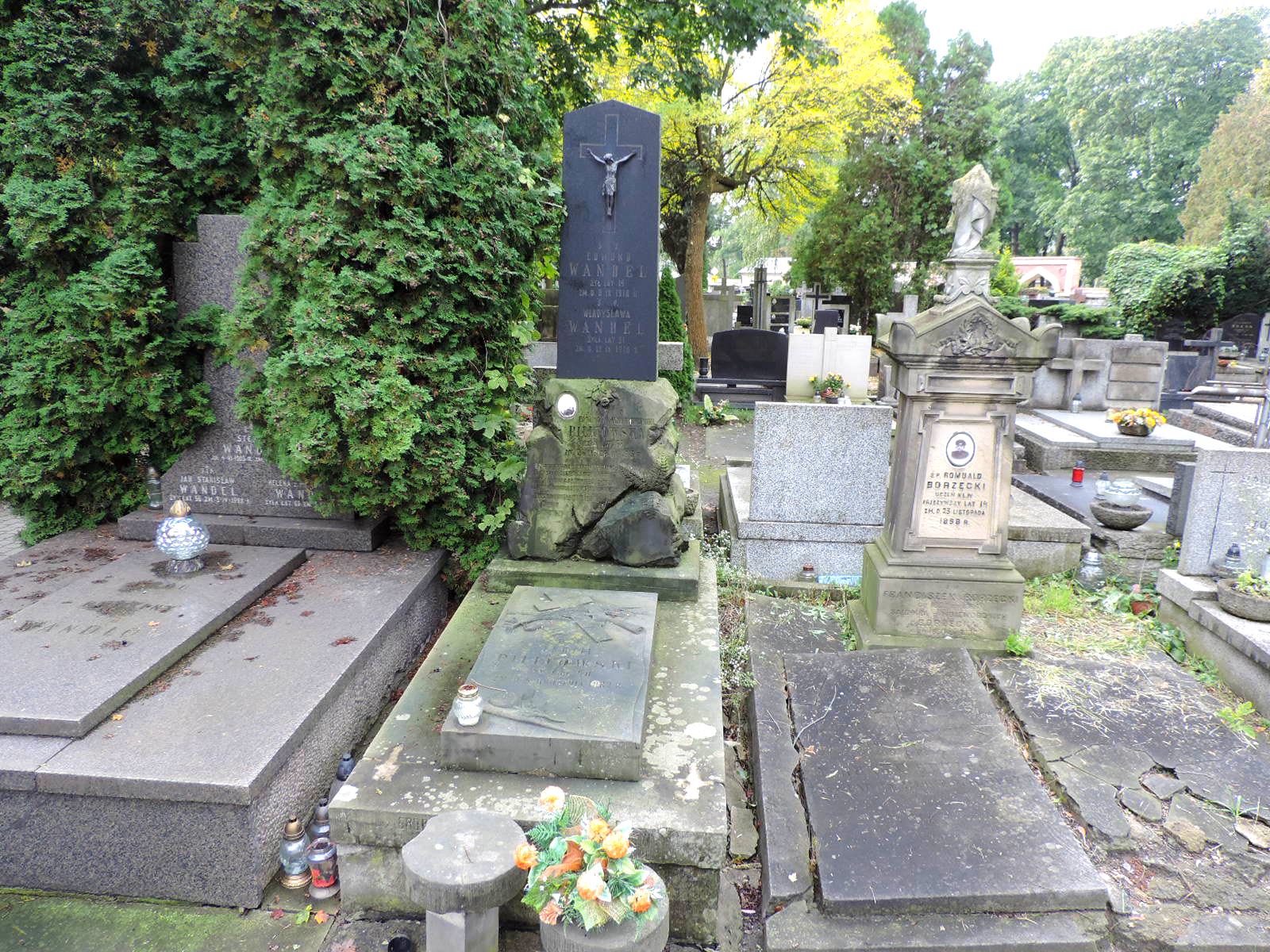 The grave of Pilitowski family - Warsaw | obelisk