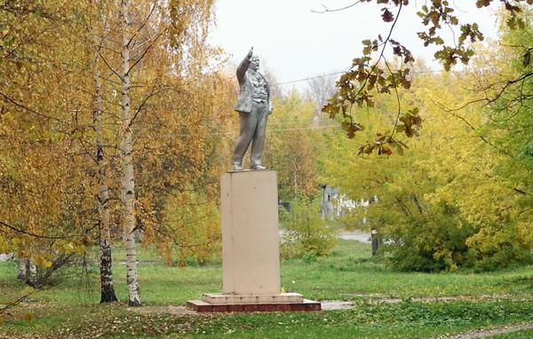 Ели буй. Памятник Ленину в Буе. Памятники г Буя Костромской области. Памятники в Буе Костромская область. Город буй памятник Ленину.