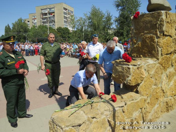 Героя молодова. Памятник Молодов Волгодонск. Площадь Молодова Волгодонск. В Волгодонске установлен памятник Молодову[. Чем прославил город Волгодонск Молодов.