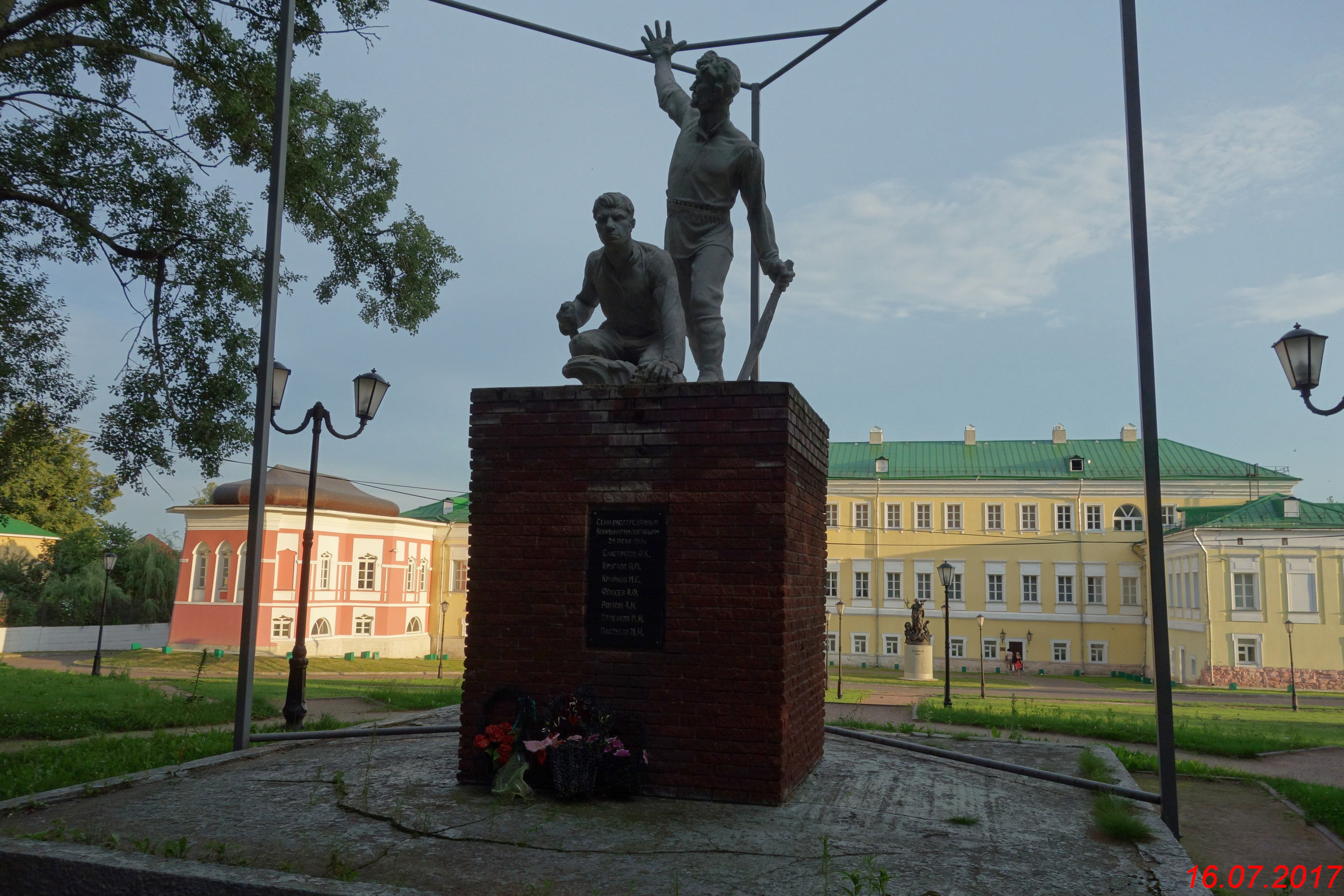 Памятник семи расстрелянным коммунарам в Выксе