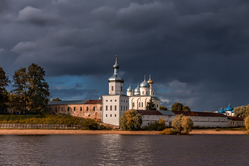 Время в новгороде. Юрьев монастырь в Новгороде осенью. Новгородский Юрьев монастырь осенью. Юрьев монастырь в Новгороде ночью. Великий Новгород Эстетика.