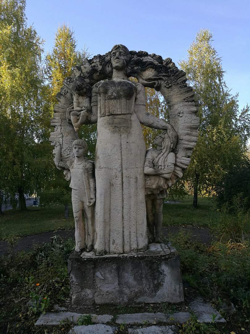 Памятники октябрьский. Памятники Октябрьский Башкортостан. Памятник на Октябрьской. Памятники в Октябрьском.