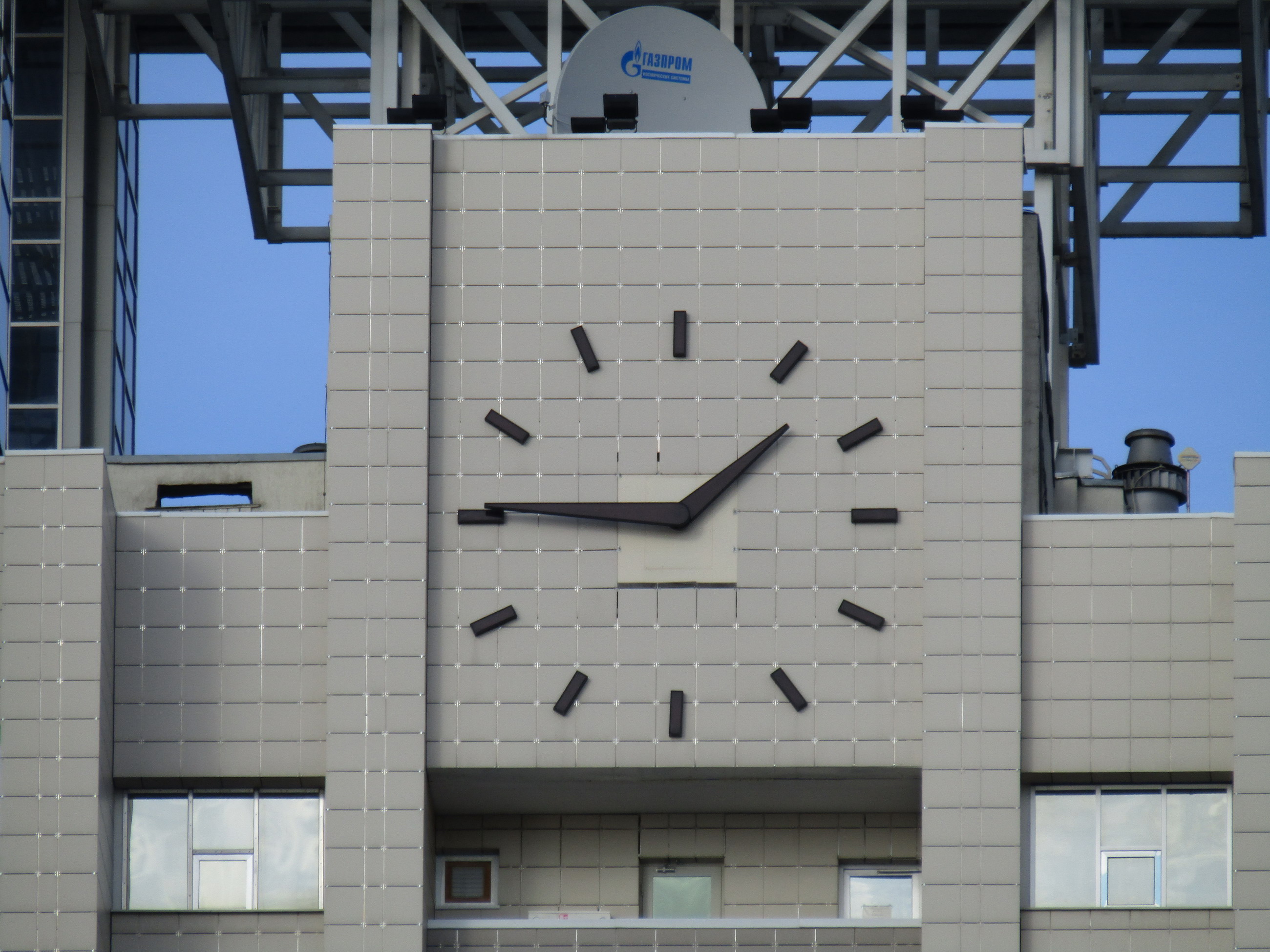 Челябинск екатеринбург часы. Уличные часы. Часы на здании. Здание с часами в ЕКБ. Уличные башенные часы.