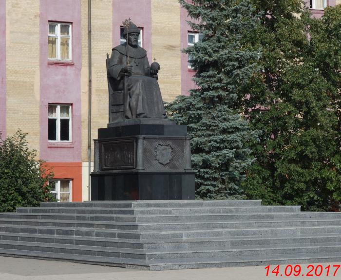 Памятник алексею михайловичу. Памятник царю Алексею новый Оскол. Памятник царю Алексей Михайловичу новый Оскол. Новый Оскол памятник Алексею Михайловичу. Памятник царю Алексею Михайловичу.
