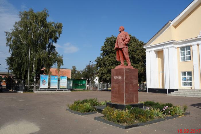 Суджа курская. Городское поселение город Суджа. Памятник Ленина в Судже Курской. Памятники Суджа Курской области. Памятник Ленину в Судже.