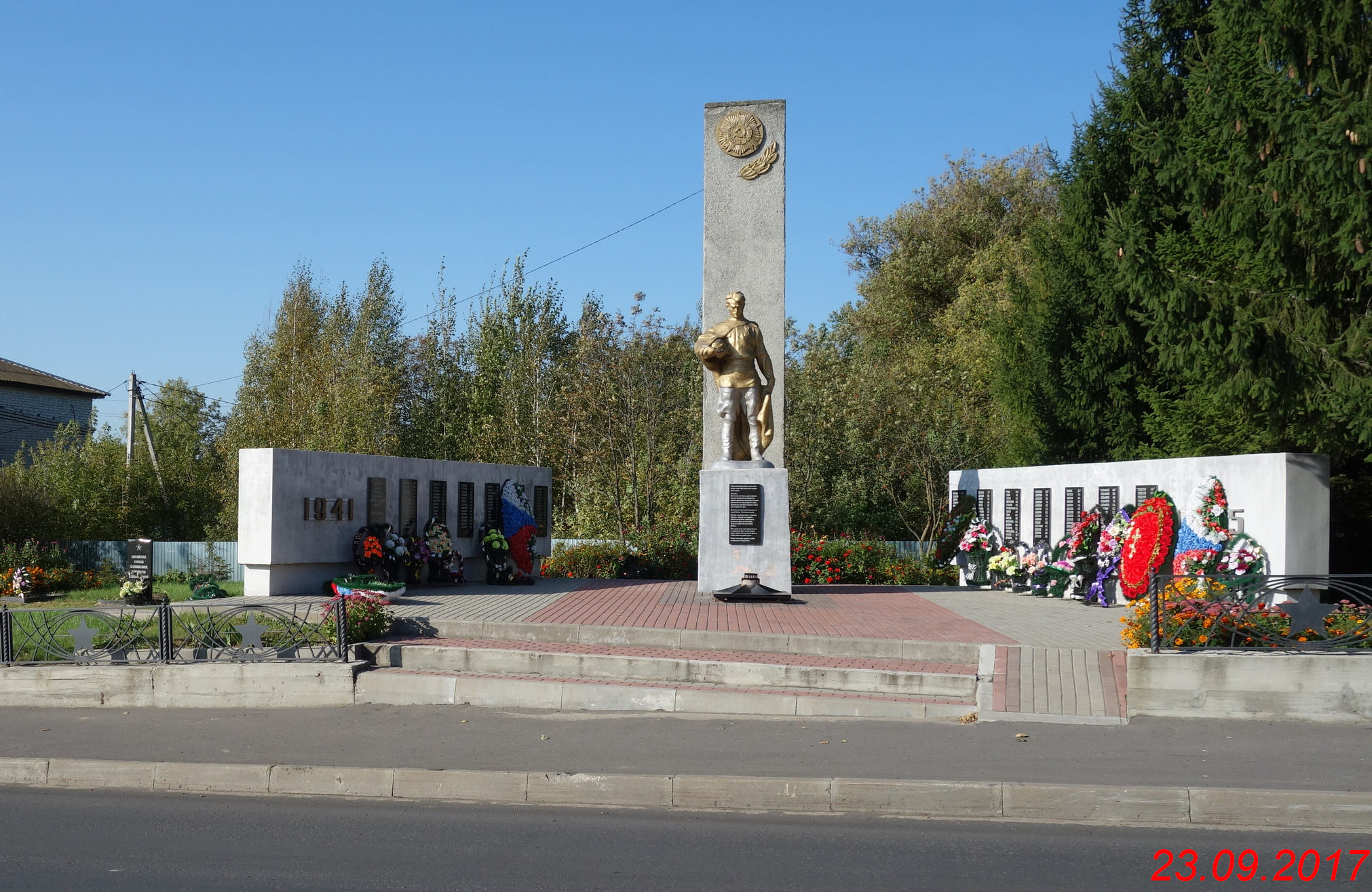 Выгоничи брянская область. Пгт Выгоничи Брянской области. Выгоничи памятник. Памятник Зайцева Выгоничи.