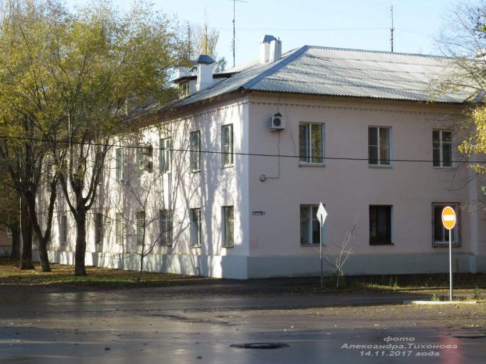 Ленина 18. Улица Ленина Волгодонск старый город. Ленина 18 Волгодонск. Двухэтажный трёхподъездный кирпичный жилой дом серии.