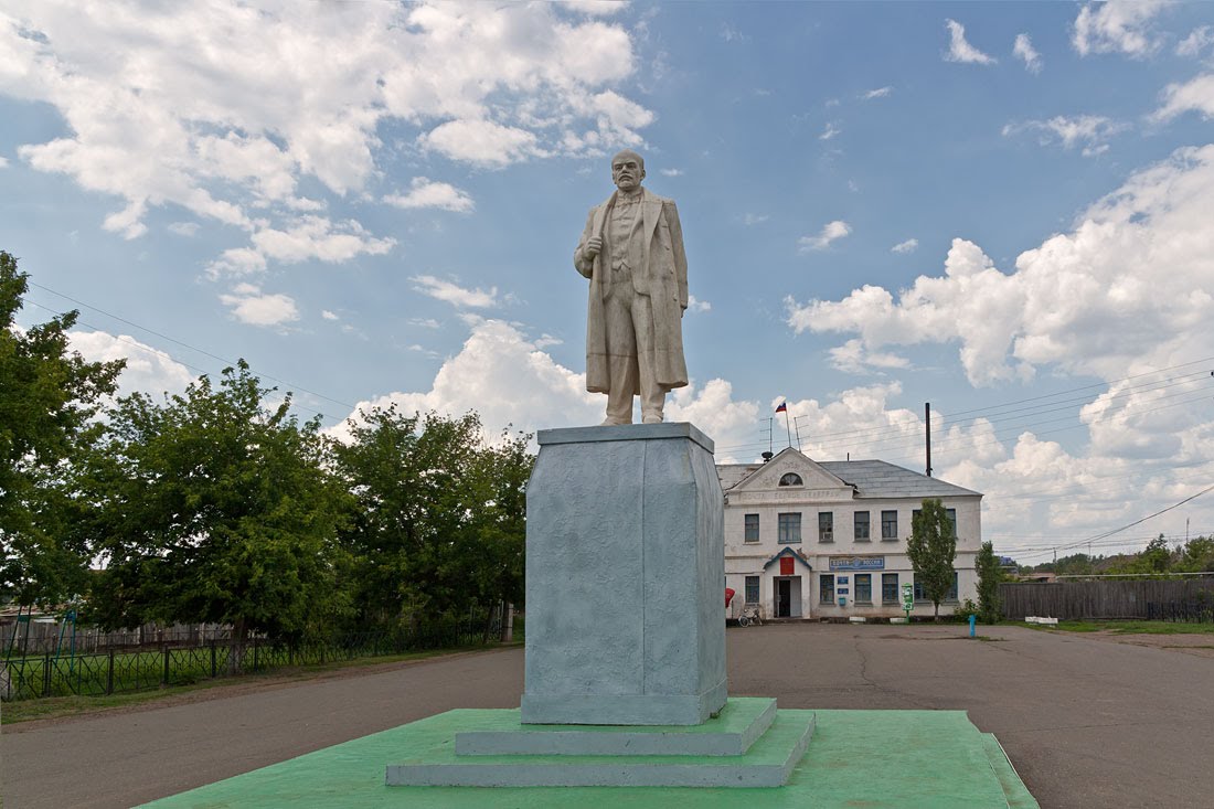 Краснохолм. Краснохолм Оренбургская область памятник Ленину. Памятник Ленину в Оренбурге. Село Краснохолм Оренбургской области. Краснохолм Оренбургская область ДК.