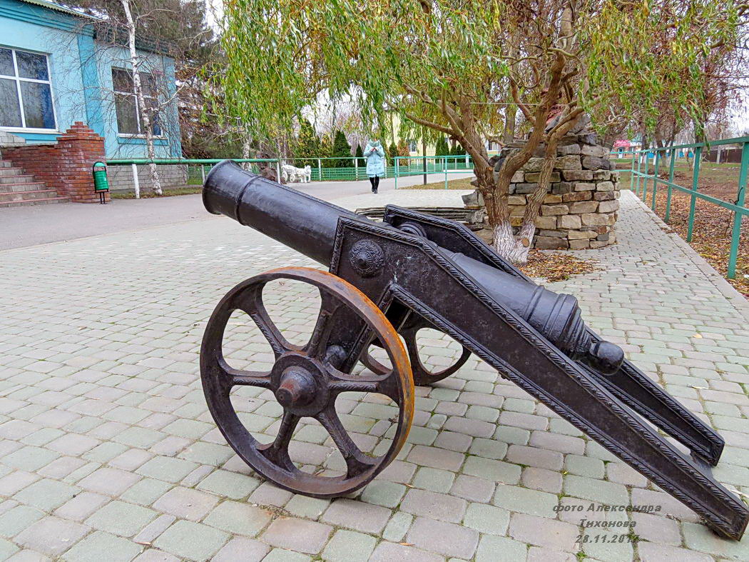 Старинные пушки на колесах. Киев старые пушки. Старинные пушки на четырёх колёсах. Старинная пушка 6 букв
