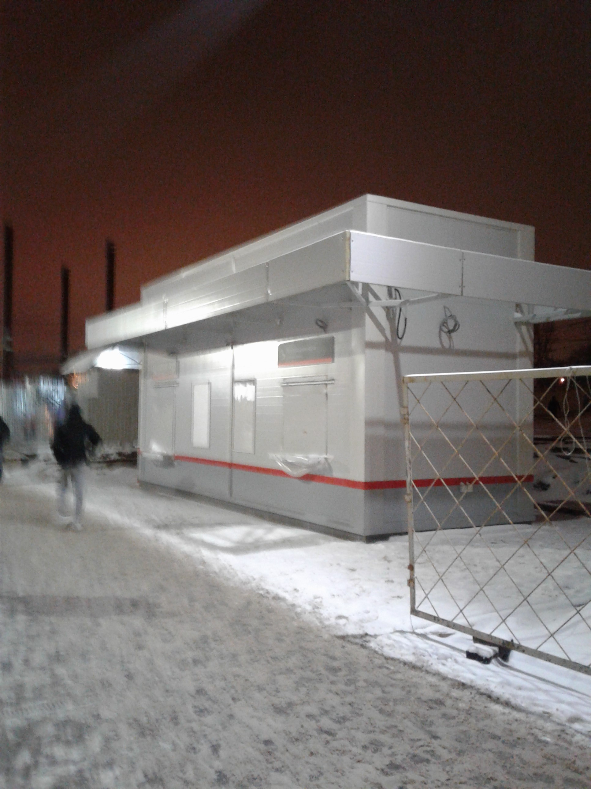 грачевская авиамоторная. подземный переход. разбитый плафон на эскалаторе в метро. станция метро авиамоторная некрасовской линии. станция грачевская.