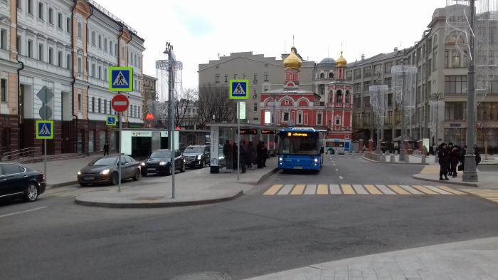 остановка общественного транспорта «метро улица горчакова». китай город остановка автобуса.
