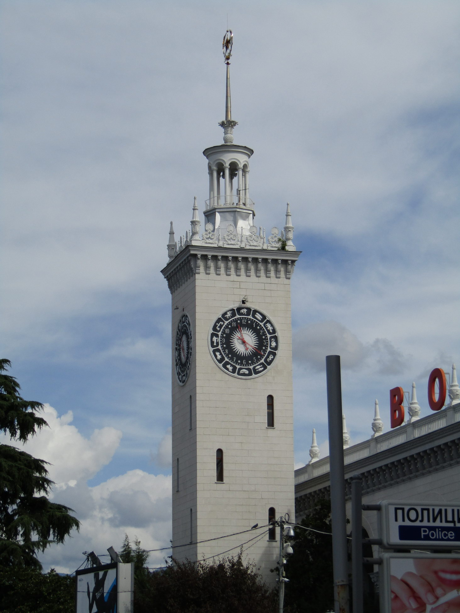 Который час в сочи. ЖД вокзал Сочи башня. ЖД вокзал Сочи циферблат. Башня вокзала часы Сочи. ЖД вокзал Сочи башня с часами.