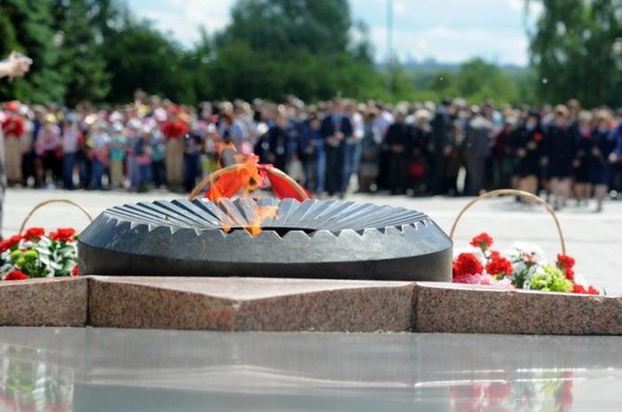 Победа нижнекамск. Вечный огонь Нижнекамск. Монумент Победы Нижнекамск. Мемориал Победы Нижнекамск. Памятник Победы в Нижнекамске.