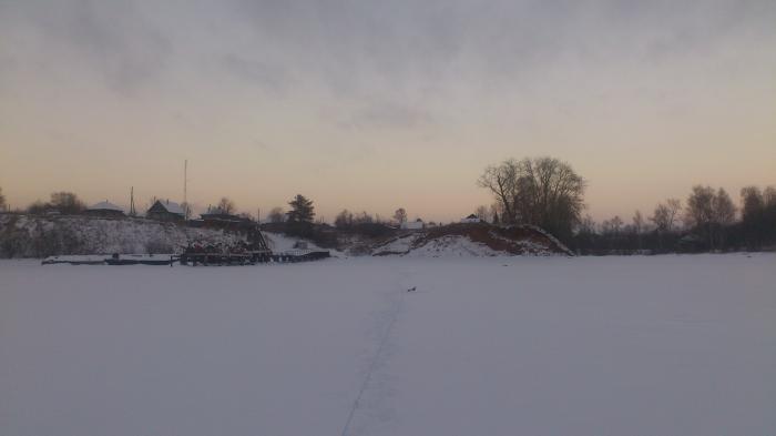 Погода в чермозе на месяц. Причал чёрмоз. Зима Чермоз. Переправа Чермоз. Зима в Чермозе легкое.