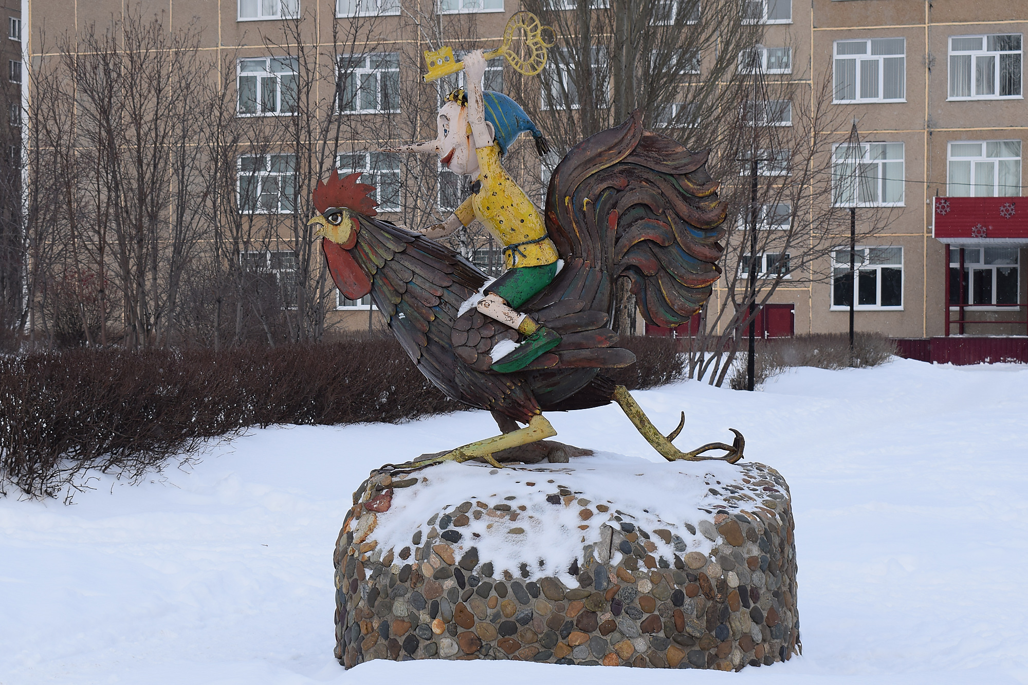 Фигура барнаул. Скульптуры Барнаула. Статуя Барнаул Барнаул. Статуи города Барнаул. Алтайский богатырь Барнаул скульптура.