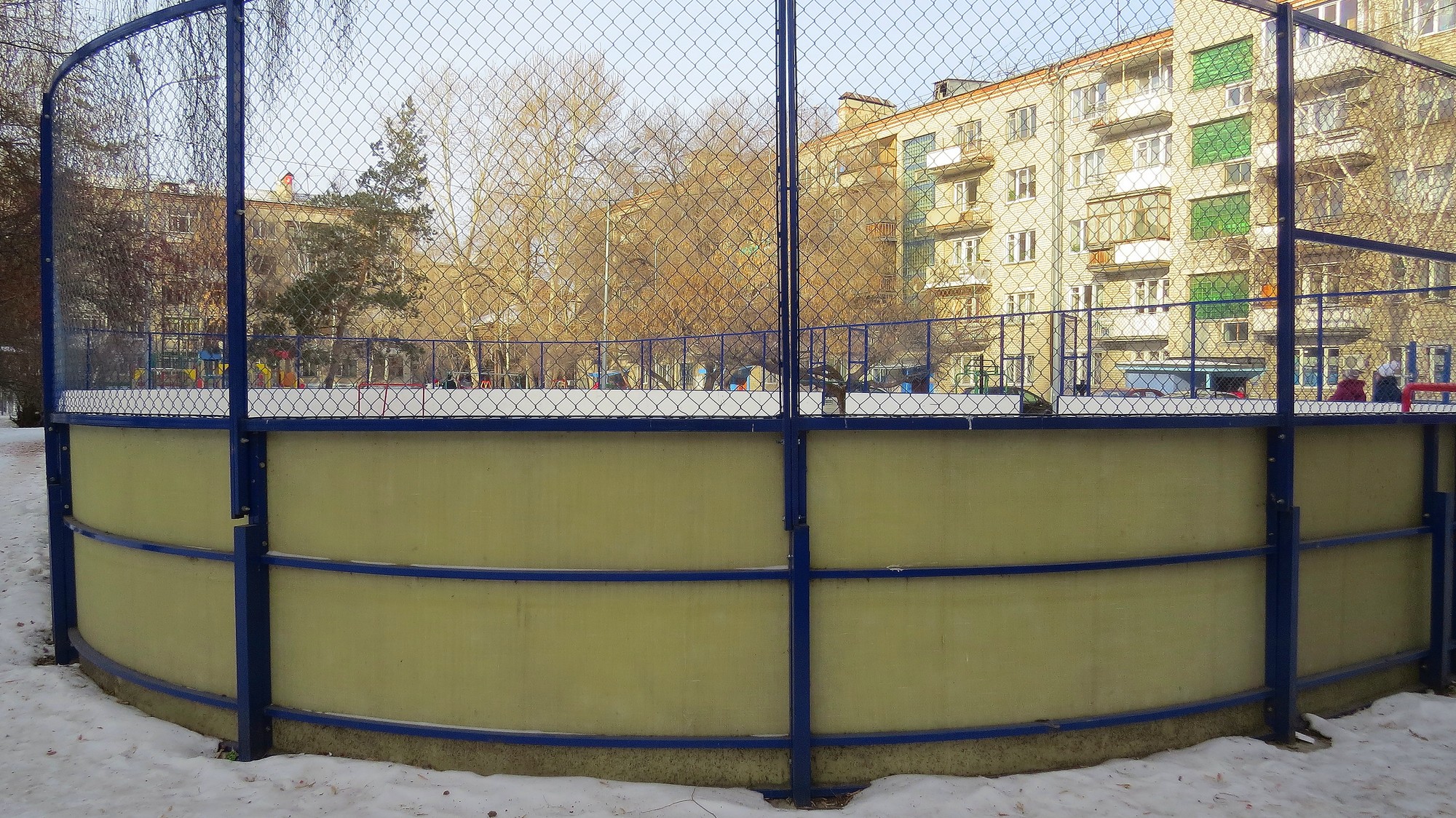 Хоккейная коробка. Хоккейная коробка в городе. Хоккейные коробки в Тюмени. Ворота распашные для хоккейной коробки. Тындинская хоккейная коробка.