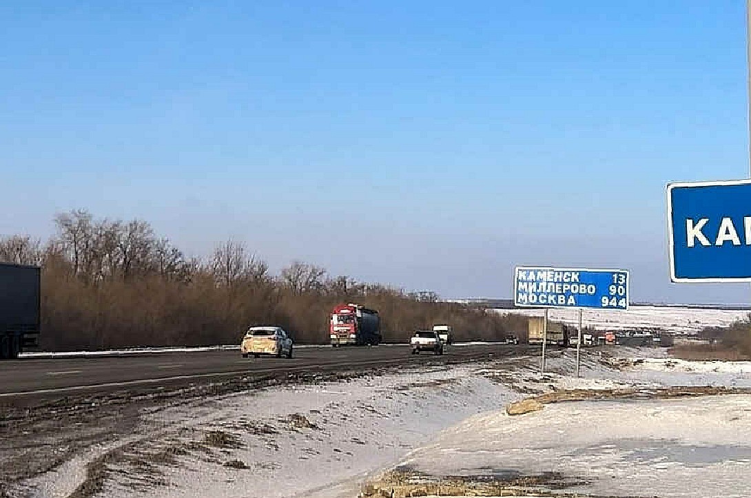 Дорога мил. Дорожный указатель с километражем. Дорожные знаки указатель километра. Миллерово дорожный знак. Каменск Шахтинский указатель на трассе.