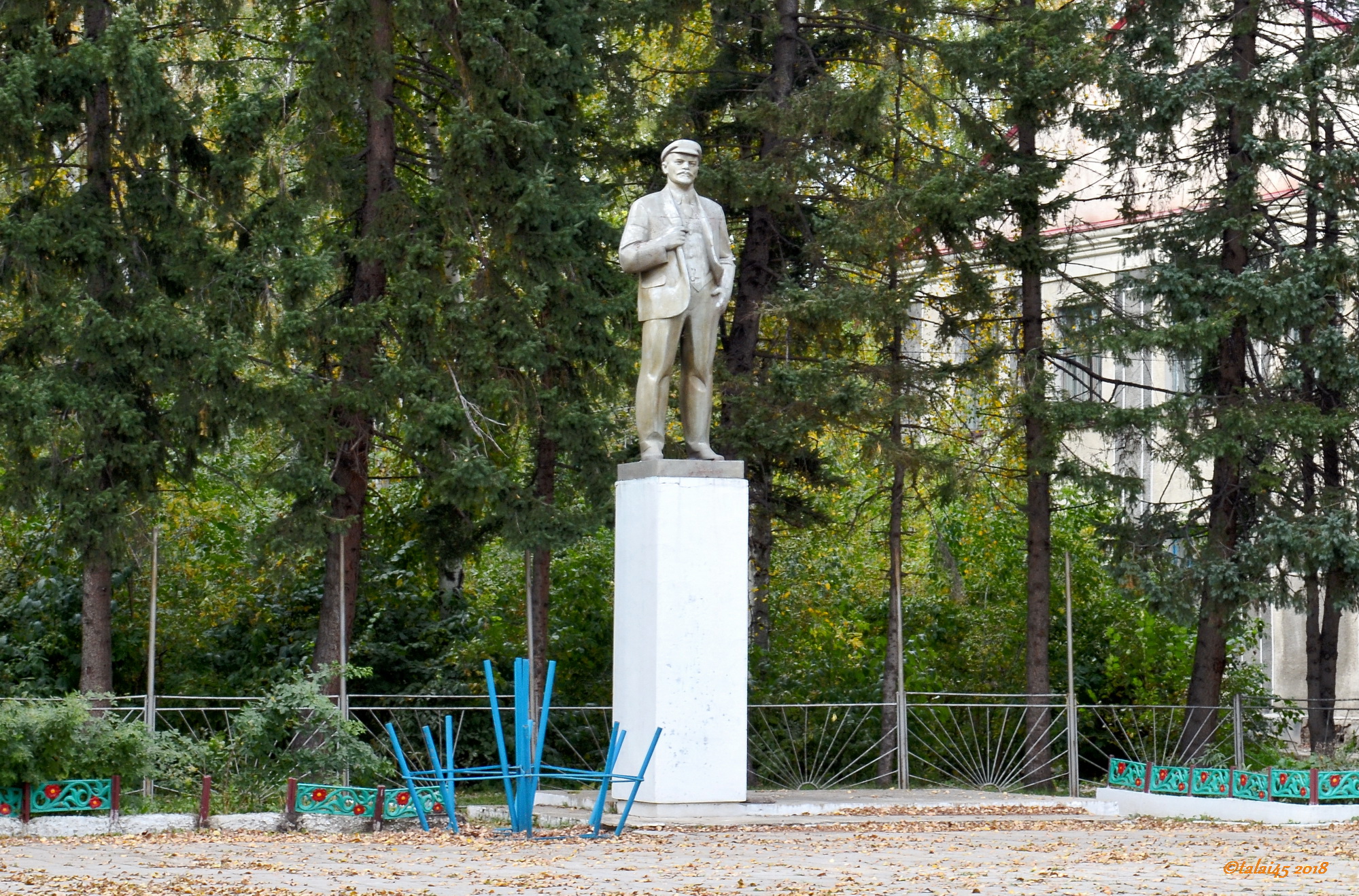 Лазурный село барановка. Памятник Ленину в Змеиногорске. Памятник Ленину в Белозерске. Памятник Ленину Павловск Алтайский край. Памятник Ленину в Костомукше.