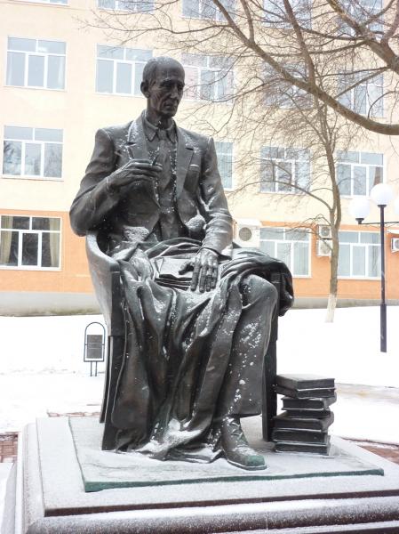 Памятник м. Бахтин памятник Саранск. Памятник м м Бахтин в Саранске. Михаил Бахтин памятник в Саранске. Бахтин Михаил Михайлович памятник.